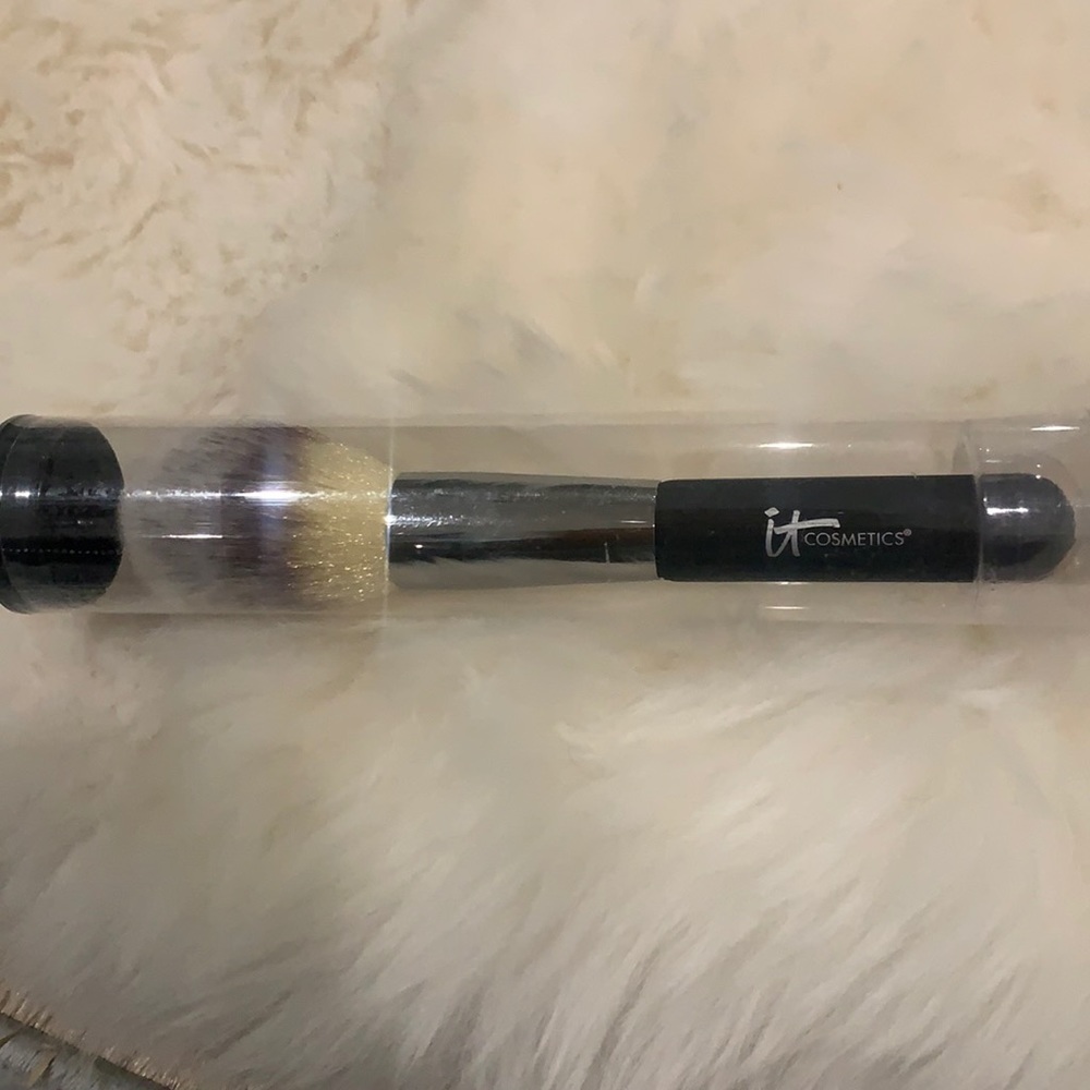 It Cosmetics Face Brush #8